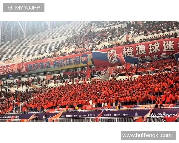 足球明星加盟中国上海球队引发热潮球迷期待新赛季精彩表现